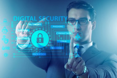 İş adamı tuşuna basılı dijital güvenlik kavramı