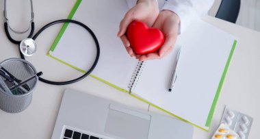 Doktor, tıbbi konseptte kalbi kontrol ediyor.