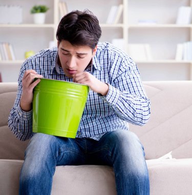 Midesi bulanan ve kusan bir adam.