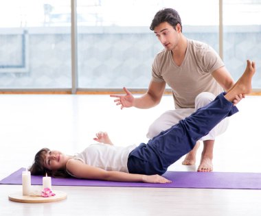 Spor salonunda antrenörlük yapıyor.