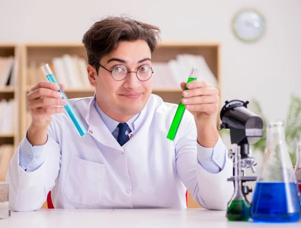 Šílený šílený vědec doktor dělá experimenty v laboratoři — Stock fotografie