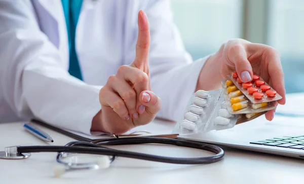 Médico con medicamentos recetados en concepto médico —  Fotos de Stock