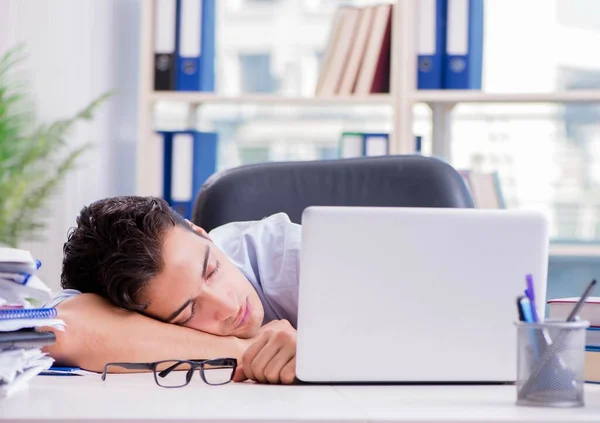 Втомився виснажений бізнесмен сидить в офісі — стокове фото