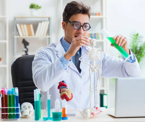 Grappige dokter heeft plezier in ziekenhuis lab — Stockfoto