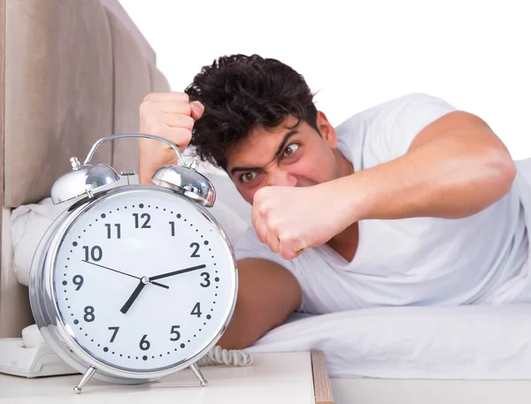 Hombre en la cama sufriendo de insomnio — Foto de Stock