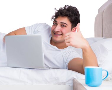 Yatakta uykusuzluk çeken bir adam.