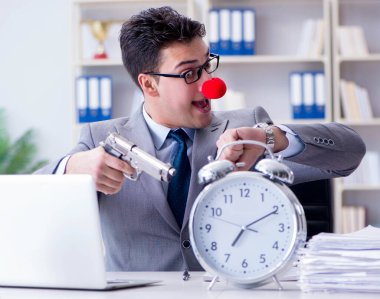 Ofiste çalışan palyaço işadamı sinirli bir...