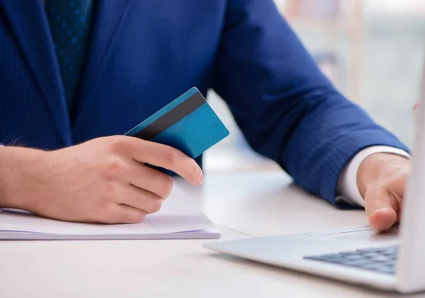 Чоловік платить кредитною карткою онлайн — стокове фото
