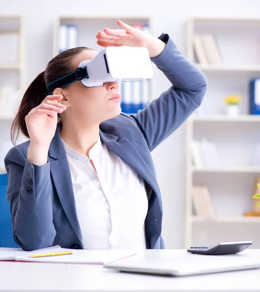 Podnikatelka s brýlemi virtuální reality v kanceláři — Stock fotografie