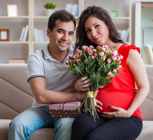 Familia joven pareja esperando un bebé — Foto de Stock