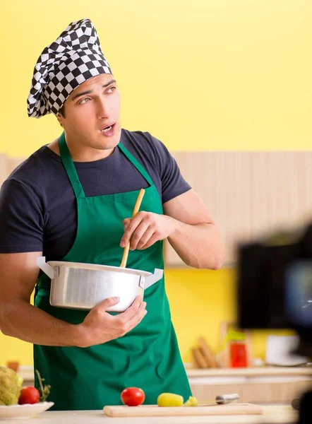 Jonge chef-kok blogger uitleggen voedselbereiding — Stockfoto
