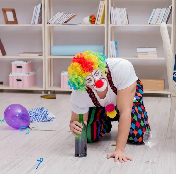 Betrunkener Clown feiert Party zu Hause — Stockfoto