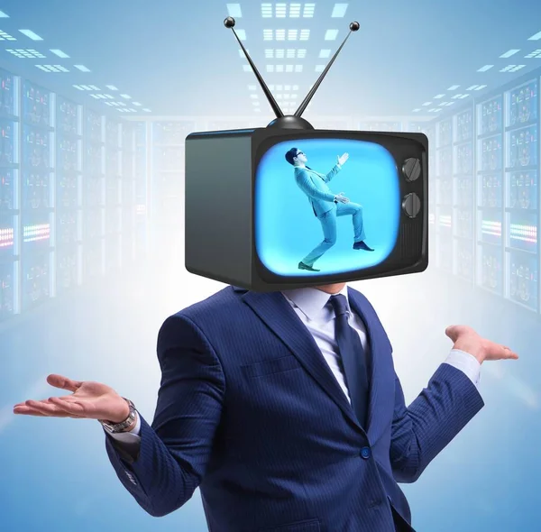 Homem com cabeça de televisão na tv vício conceito — Fotografia de Stock