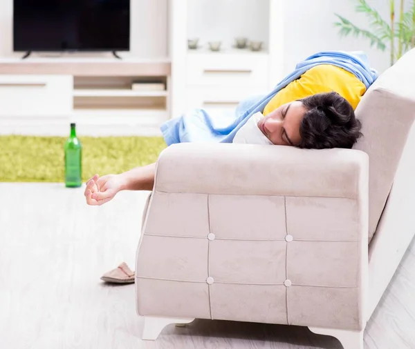 Hombre con lío en casa después de la fiesta de la casa — Foto de Stock