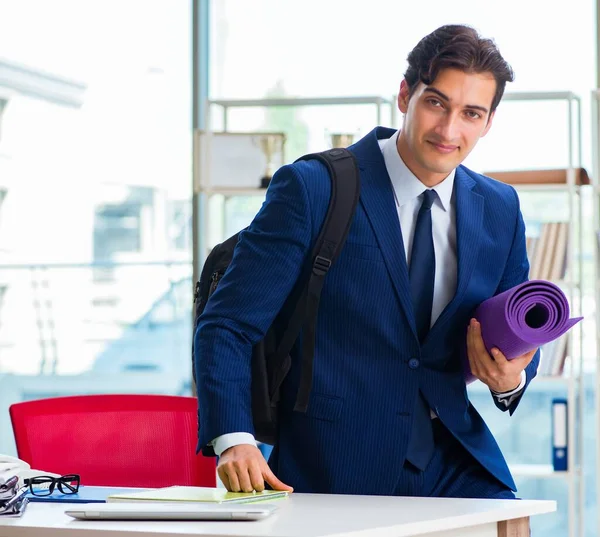 Homem se preparando para a pausa esportiva no escritório — Fotografia de Stock