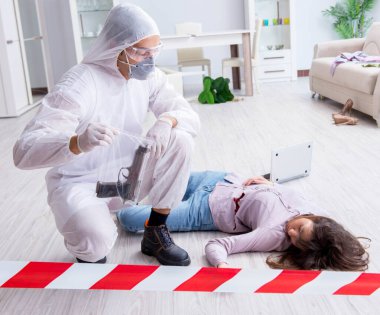 Olay yerindeki adli tıp araştırmacısı kadın mur.