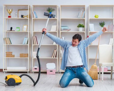 Adam evi temizliyor.