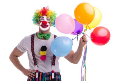 Beyaz arka planda balonları olan komik bir palyaço.