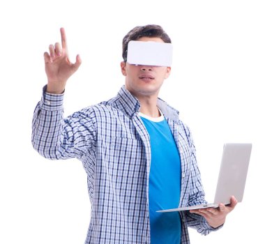 Sanal gerçeklik gözlüğü takan genç adam.