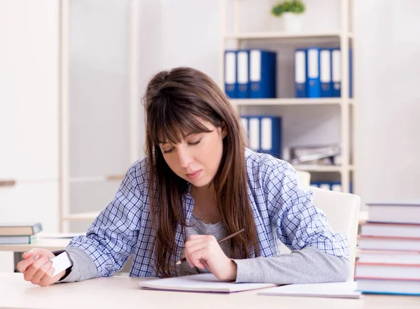 Profesora masculina dando clase a alumna — Foto de Stock