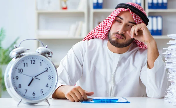 Arabisk affärsman som arbetar på kontoret med pappersarbete med en pi — Stockfoto