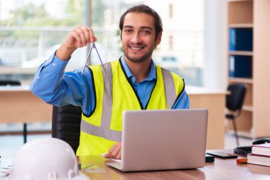 Ofiste çalışan genç erkek mimar.