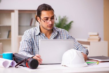 Genç erkek mimar salgın sırasında evden çalışıyor.