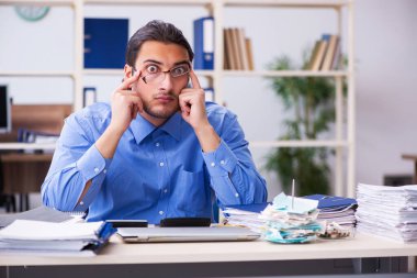 Bütçe planlama konseptinde genç bir muhasebeci.