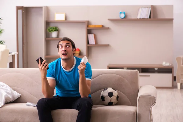 Desporto aposta viciado jovem apostando em casa — Fotografia de Stock