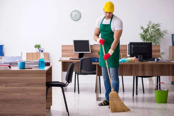 Jeune entrepreneur qui nettoie le bureau — Photo