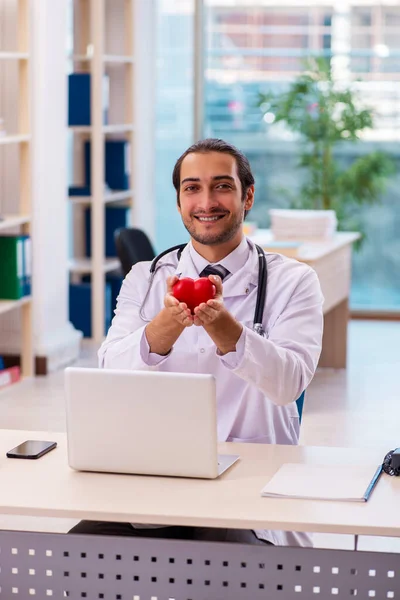 Ung manlig läkare kardiolog arbetar på kliniken — Stockfoto