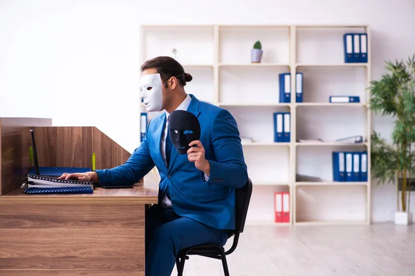 若い男性従業員がオフィスでマスクを着用 — ストック写真