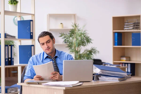 Jonge zakenman werknemer ongelukkig met overmatig werk in de o — Stockfoto