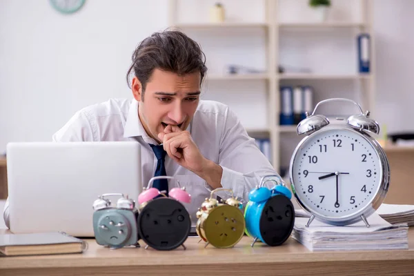 Ung manlig anställd rädd för att missa deadline på arbetsplatsen — Stockfoto