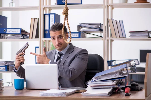 Ung manlig anställd som begår självmord på arbetsplatsen — Stockfoto