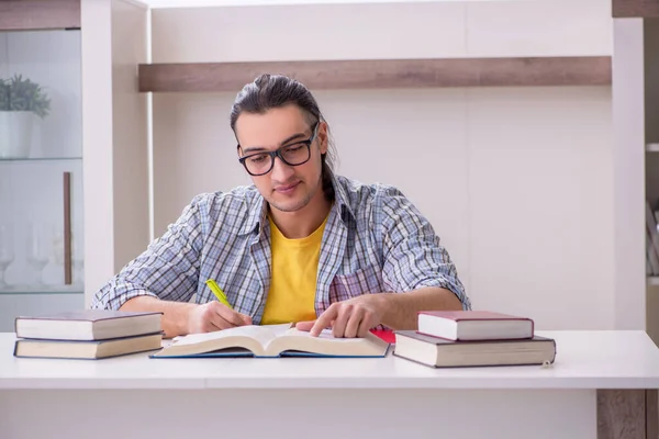 Giovane studente maschio preparazione per l'esame a casa — Foto Stock