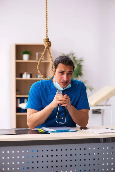 Joven doctor suicidándose en el lugar de trabajo — Foto de Stock