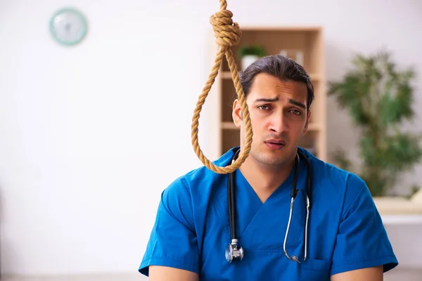 Genç erkek doktor iş yerinde intihar ediyor. — Stok fotoğraf