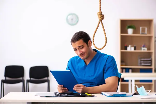 Joven doctor suicidándose en el lugar de trabajo — Foto de Stock