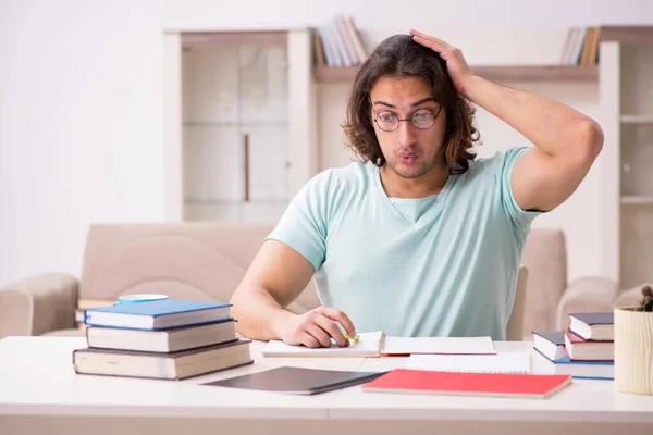 Jonge mannelijke student bereidt zich voor op examens thuis — Stockfoto