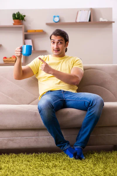 Νεαρός φοιτητής πίνοντας καφέ στο σπίτι — Φωτογραφία Αρχείου