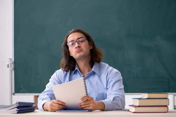 Ung manlig lärare framför green board — Stockfoto