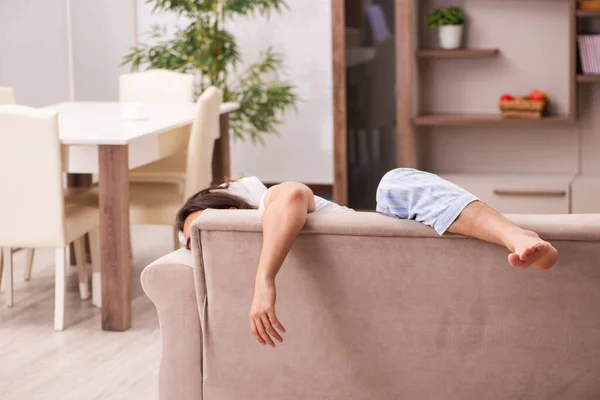 Молодой ленивый человек в концепции проспать дома — стоковое фото