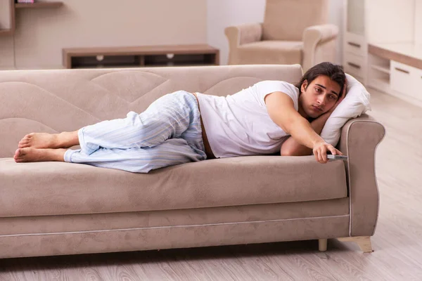 Junger Fauler in verschlafenem Konzept zu Hause — Stockfoto