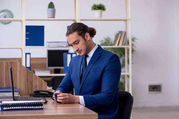 Junge männliche Buchhalterin arbeitet im Büro — Stockfoto