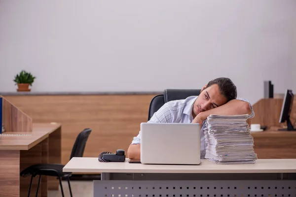 Giovane dipendente maschio infelice con il lavoro eccessivo — Foto Stock