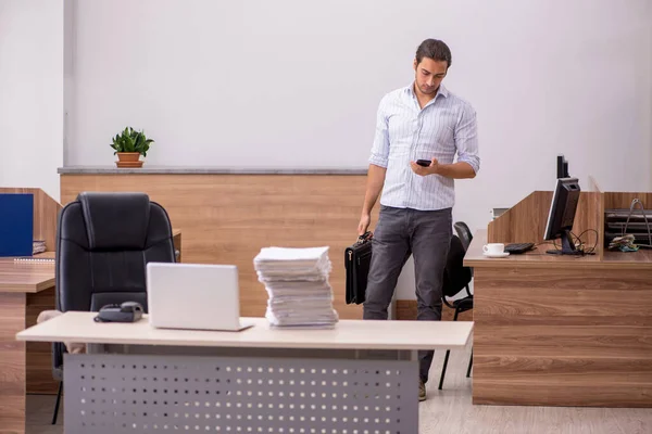 Junge männliche Mitarbeiter unzufrieden mit exzessiver Arbeit — Stockfoto