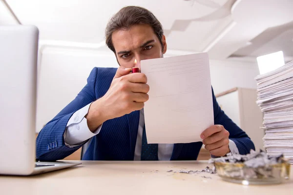 Fiatal férfi alkalmazott elégeti a papírokat az irodában — Stock Fotó