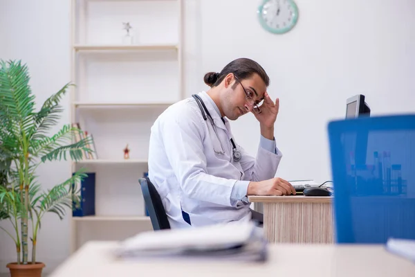 Ung manlig läkare kardiolog arbetar på kliniken — Stockfoto