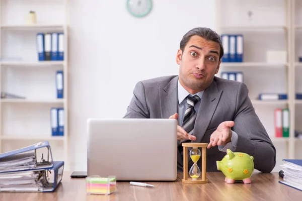 Giovani lavoratori di sesso maschile in pensione concetto sul posto di lavoro — Foto Stock